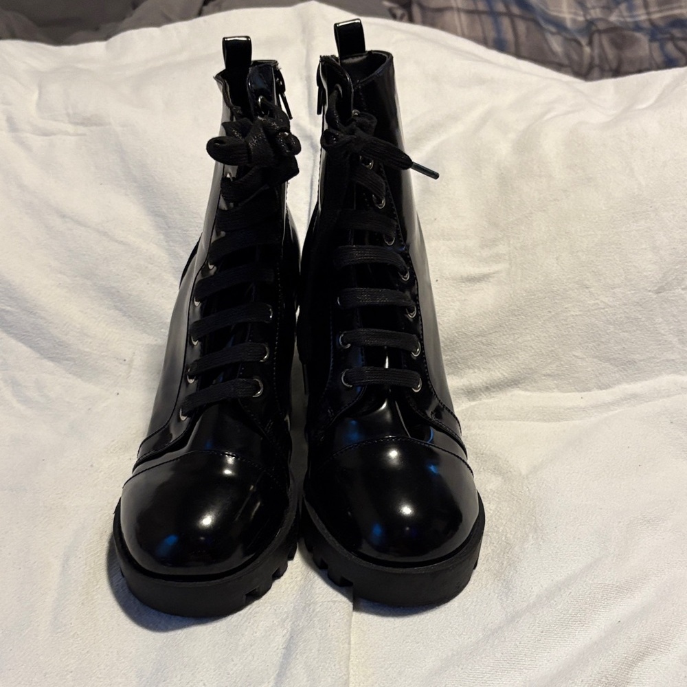 Stylish Black Women's Boots

 *New*NEVER USED